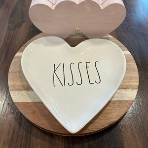RAE DUNN KISSES PLATE